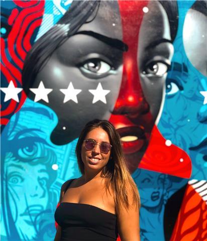 Soy una persona a la que le encanta pasar rato con niños. puedo dar clases de repaso de nivel primaria y secundaria de inglés, geografía, catalán y castellano. me gusta coger confianza con mis alumnos para abrirnos y expresarnos mejor. siempre intento uti