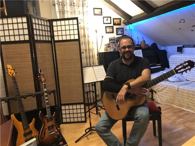 Profesor titulado de guitarra, me ofrezco para dar clases de guitarra española, eléctrica, bajo y Ukelele. Clases totalmente personalizadas y adaptadas a las necesidades/objetivos de cada alumno