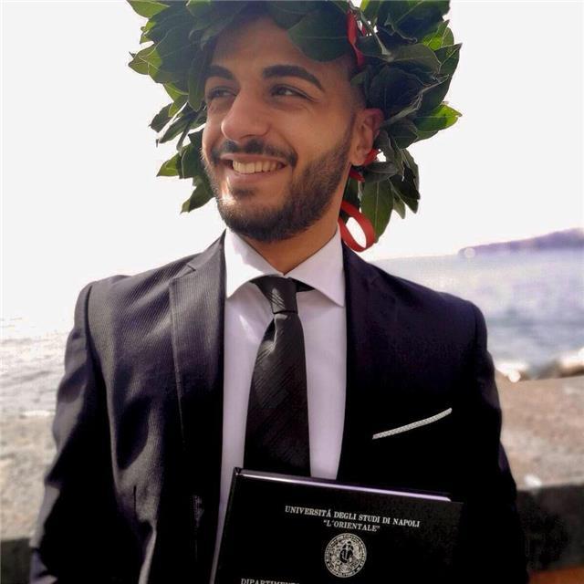 Laureato in lingue letterature e culture comparate presso l’università degli studi di Napoli “L’Orientale”