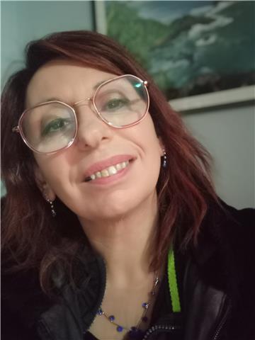Sono paziente, e chiara nelle spiegazioni. Chiunque, può imparare