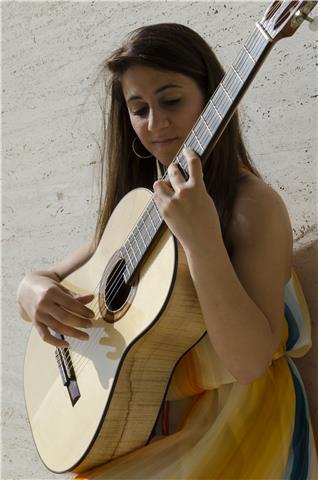 Diplomata al Conservatorio di Santa Cecilia di Roma, disponibile per lezioni di Chitarra Classica, Moderna, teoria e solfeggio, armonia