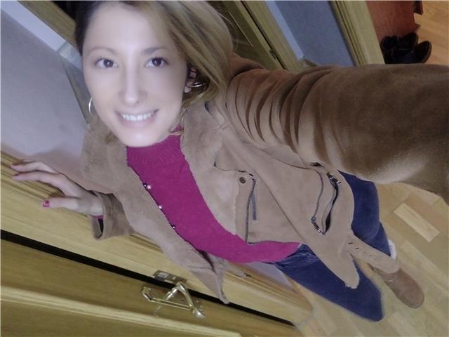 Profesora de lengua castellana y literatura y todo lo relacionado con ciencias sociales historia etc se ofrece para impartir clases desde infantil hasta eso