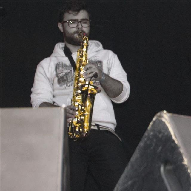 Clases de saxofón, guitarra, batería y lenguaje musical