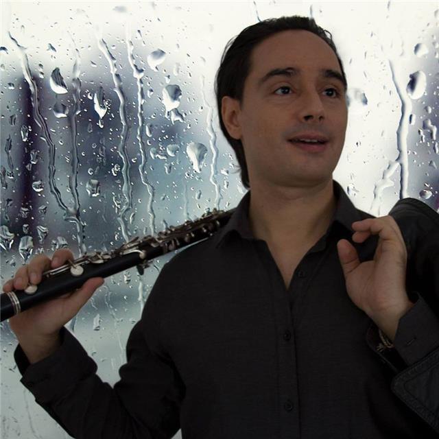 Diplomato al conservatorio in clarinetto
