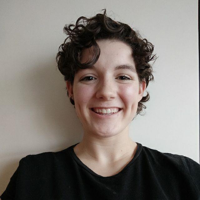 Estudiante con bachillerato de ciencias da clases de repaso a niños y niñas de primaria