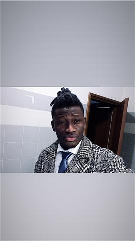 Insegnante madrelingua francese offre lezioni private ad adulti , minori, anziani. 
Mi chiamo Arthur e sono di origine ivoriana