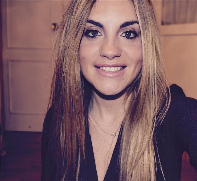 Profesora con magisterio de inglés y experiencia con niños