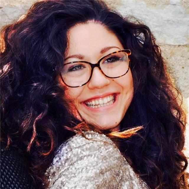 Vuoi allenare le tue capacità vocali e ti piacerebbe imparare e conoscere la tecnica vocale? Sono Gloria, istruttrice e vocal coach. Per chi vorrà, posso offrire delle lezioni di recitazione e comunicazione!