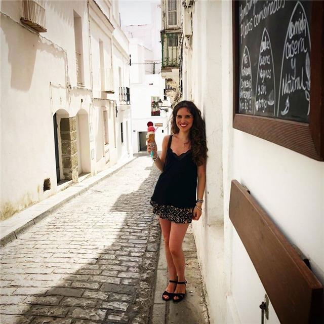 Clases particulares a todos los niveles de economía. también microeconomía y macroeconomía. soy graduada en finanzas y contabilidad por la universidad de sevilla. posibilidad de clases presenciales, consultar