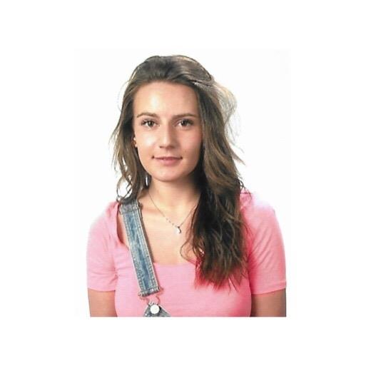 Laurenda in mediazione linguistica - diplomata nel 2016 con una votazione di 100/100 - offre ripetizioni di inglese per recupero debito scolastico