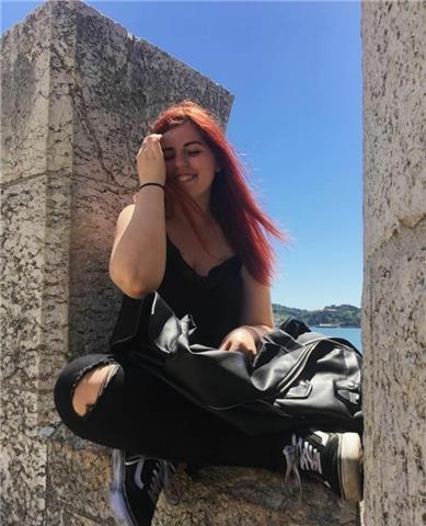 Giovane insegnante di inglese dà lezioni di lingua per tutti i livelli
