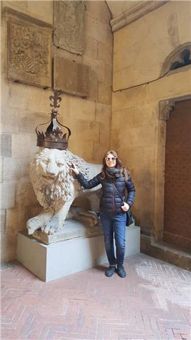 Laureata in giurisprudenza e avvocato con più di 14 anni di esperienza impartisce lezioni on line di diritto