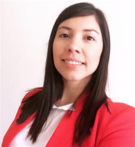 Profesora de matemáticas que ayuda a niños y adolescentes a reforzar los conocimientos y con los deberes