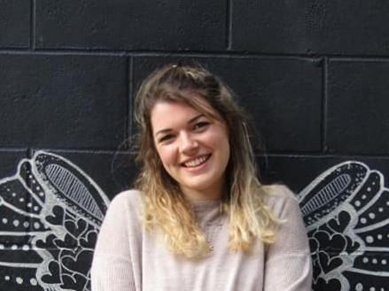 Ragazza universitaria (mediazione linguistica) offre ripetizioni di inglese