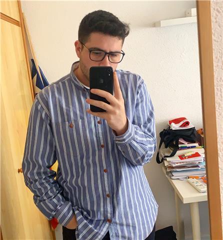 Soy un estudiante, me acabo de sacar la carrera de contabilidad y finanzas, soy muy dinamico, me encanta ayudar y dar clases a otras personas pero de forma divertida y facil de entender. llevo dando clases a bastantes niños/as desde hace tiempo y me encan