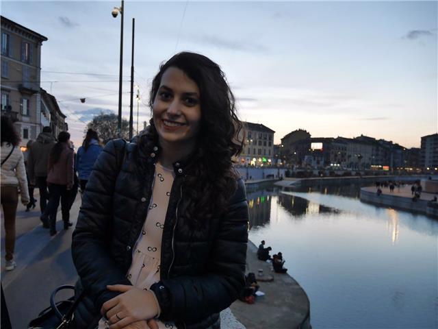 Studentessa universitaria offre aiuto a ragazzi delle medie superiori