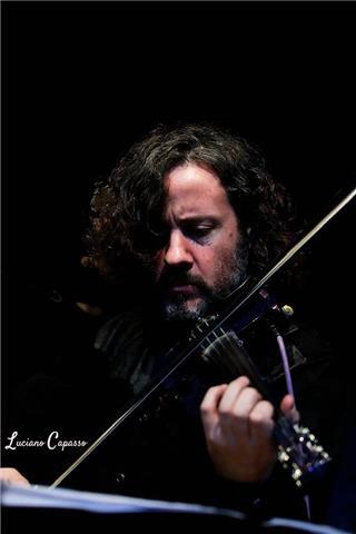 Violinista professionista impartisce lezioni di violino elettrico e classico