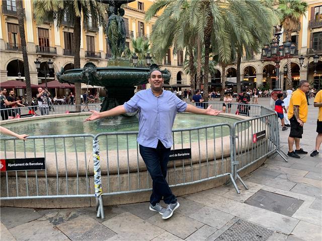 Profesor arabe y inglés soy de egipcio y tengo mesero de economía