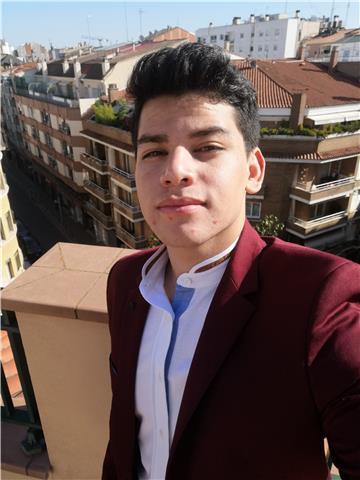 Soy un estudiante de derecho en la universidad de girona y curse dos años de latin en el bachillerato, me ofrezco a ayudar a estudiantes de bachillerato en el ámbito de la gramática y cultura latina