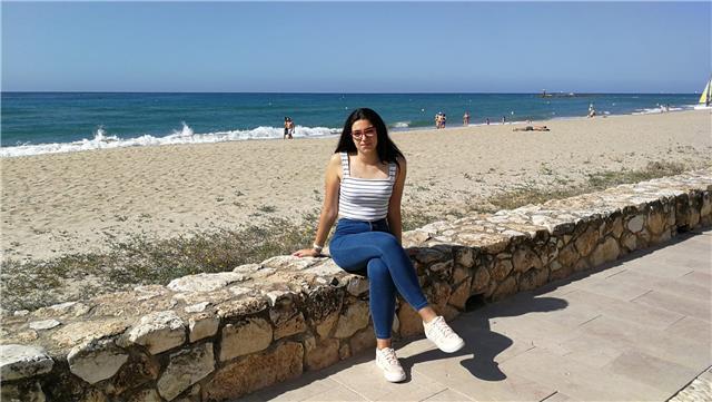 Chica adolescente con ganas de enseñat a niños pequeños matemàticas