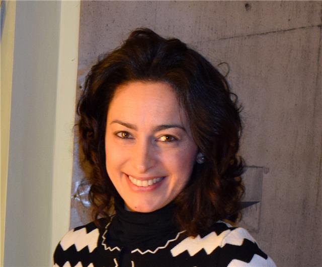Laureata con pluriennale esperienza lavorativa all'estero