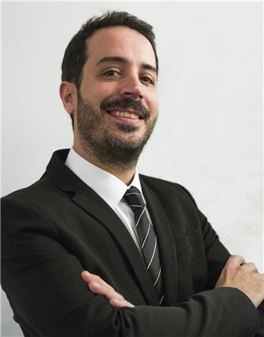 Profesor de español da clases para adultos y niños