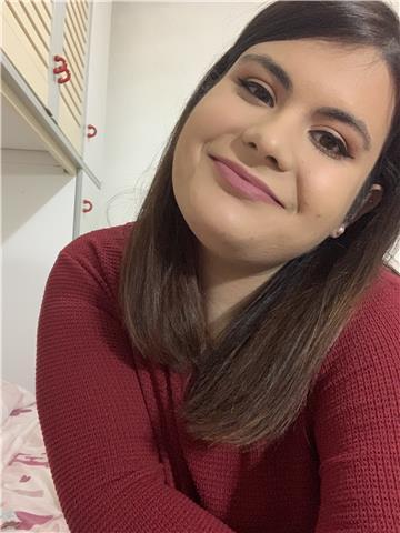 Studentessa di chimica e tecnologie farmaceutiche impartisce lezioni di chimica