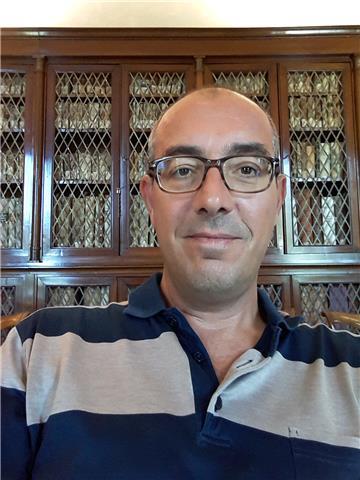 Laureato in lingue e letterature straniere