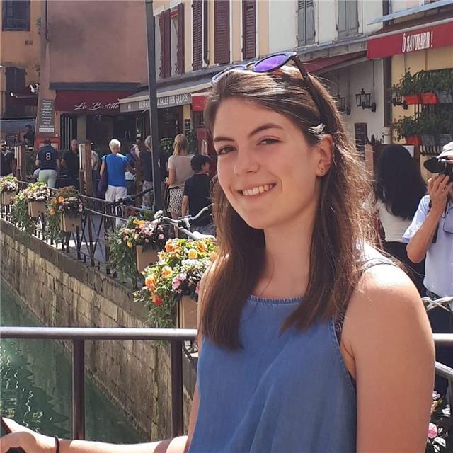 Etudiante en cinquième année d'école d'ingénieurs donne des cours de maths