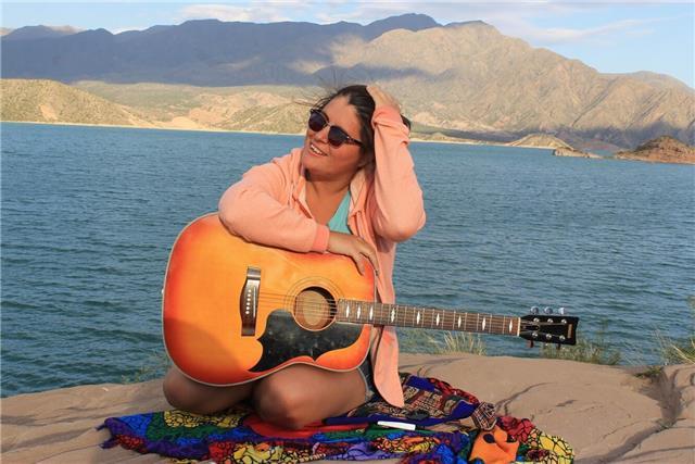 Soy Psicóloga aficionada a la música y he trabajado durante muchos años dando clases de guitarra y expresión musical a niños hasta 10 años