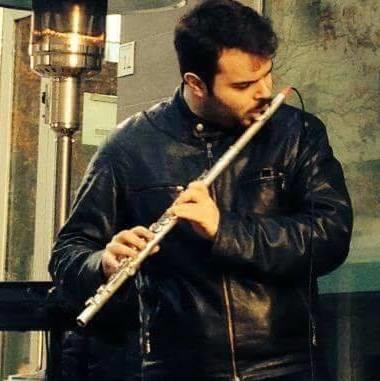 Laureato in flauto traverso e composizione e arrangiamento jazz propone lezioni a milano