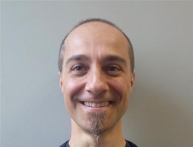 Laureato in economia e commercio 108/110 e perito industriale informatico 56/60