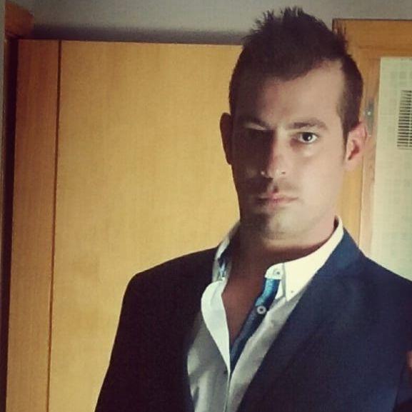 Soy un chico apasionado de la cultura, e vivido en irlanda y escocia donde di clases particulares de español a niños hasta 16 años, también e dado clases de inglés en mi casa a un grupo de 3 niños incluido a mis sobrinos.
busco dar clases de iniciación y 