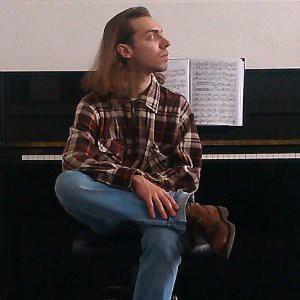 Insegnante di Teoria e Solfeggio, Pianoforte e Composizione Cinematografica. 
Studio della composizione di generi musicali, composizione di musica per film, colonne sonore per serie televisive, spot pubblicitari, anagrammi e studio sonoro sull'acustica am