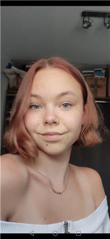 Bonjour! Je donne des cours d'anglais à ceux qui en ont besoin. Je suis en licence d'anglais , cette langue et moi on fait donc 1!