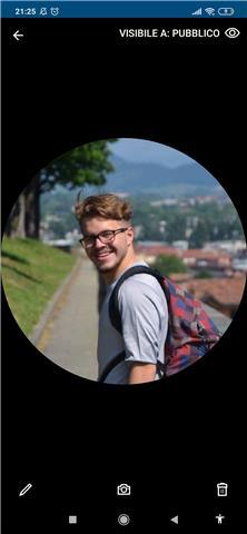 Sono uno studente di economia e commercio. Ho frequentato il liceo scientifico