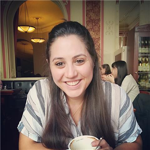 Soy graduada en química y tengo un máster en química fina y molecular. trabajo en un laboratorio farmacéutico