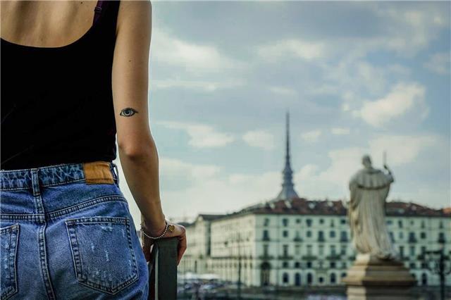 Ragazza offre lezioni base di fotografia e tecniche fotografiche
