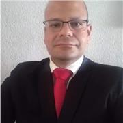Maestro de ciencias sociales con experiencia docente con adolescentes y adultos