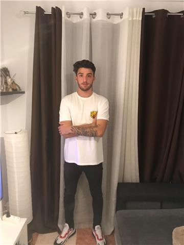 Monitor físico deportivo ofrece clases de apoyo a la natación para todas las edades