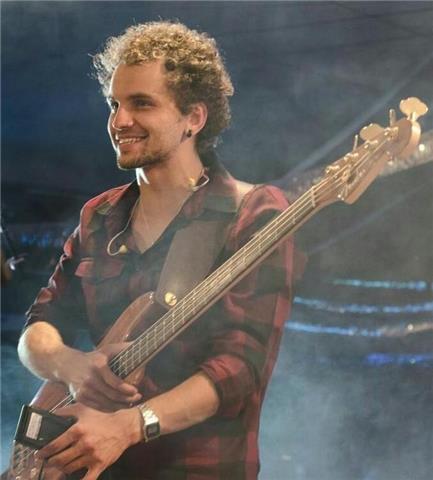 Clases online y presenciales de bajo eléctrico y armonía moderna. Clases de iniciación de guitarra, piano y ukelele