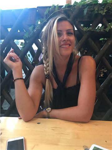 Lauerata in lingue ,inglese ,livello madrelingua .spagnolo laurea 
Disponibile a dare lezioni private a Rimini