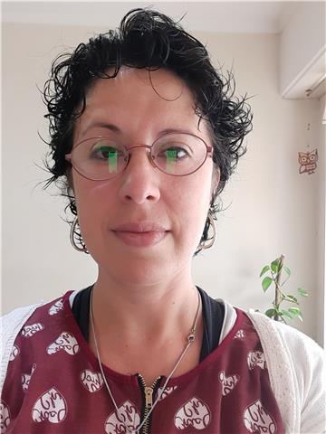 Profesora de matemáticas da apoyo a estudiantes de la ESO
