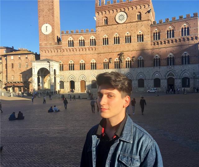 Sono un ragazzo che ha finito da poco gli studi, che è sempre andato bene nella matematica, ho già avuto esperienze nelle lezioni da circa un anno