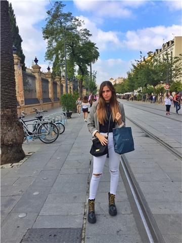 Doy clases de matematicas a primaria. dispongo de coche propio y tengo experiencia dando clases particulares