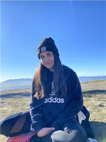 Chica joven imparte clases particulares a niñ@s de primaria y la eso