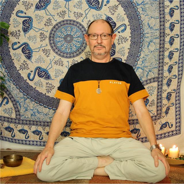 Profesor de la escuela de yoga escuela naradeva