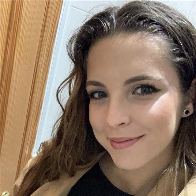 Doy clases particulares a niños, en especial el periodo desde primaria hasta la eso, soy estudiante de 3° enfermería