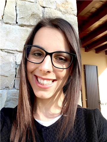 Insegnante di Lettere, laureata all'Università Cattolica di Brescia e diplomata al Liceo linguistico Marzoli di Palazzolo Sull'Oglio