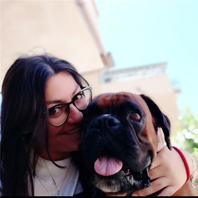 Laureata in Scienze politiche impartisce lezioni a ragazzi di scuola media e secondaria superiore. Possiedo il BES (BISOGNI EDUCATIVI SPECIALI)